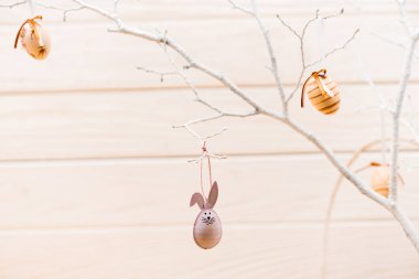 Boyalı tavuk yumurtası ve kurdeleler ile süslenen beyaz Paskalya ağacı