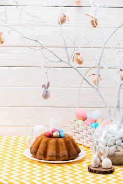 Boyalı yumurta ve seramik tavşan tablo Easter pastayla 