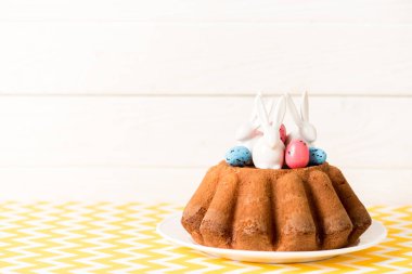 Boyalı bıldırcın yumurtası ve seramik tavşan tablo Easter ekmek