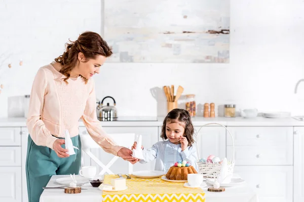 Mujer Atractiva Dando Hija Plegada Servilleta Blanca Cocina — Foto de Stock