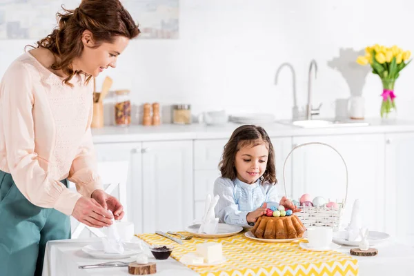 Sonriente Niño Mirando Pastel Pascua Mientras Madre Plegable Servilletas — Foto de Stock