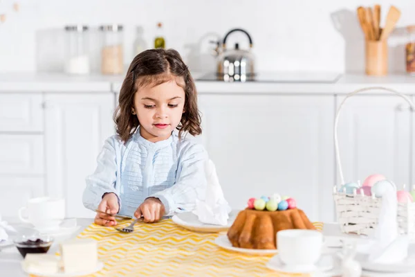 Niño Lindo Preescolar Sentado Mesa Cocina Pascua — Foto de Stock