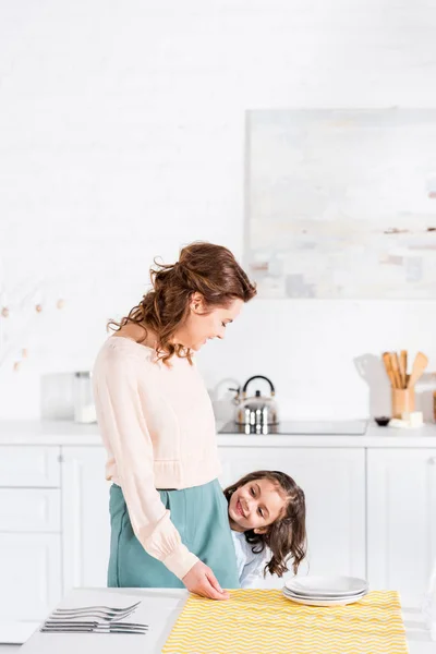 Smiling Daughter Mother Standing Table Kitchen — Stock Photo, Image