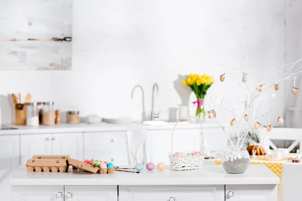 Pohon Paskah Telur Dicat Dan Keranjang Wicket Atas Meja Dapur — Stok Foto