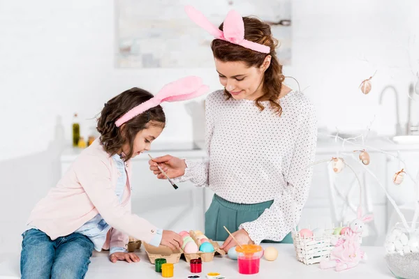 Madre Hija Orejas Conejo Pintando Huevos Pascua Cocina — Foto de Stock