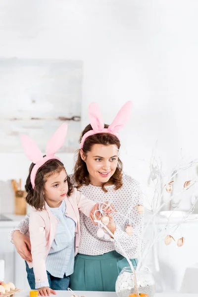 Mãe Feliz Filha Orelhas Coelho Decorando Árvore Páscoa — Fotografia de Stock