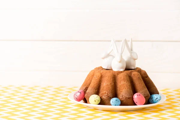 Torta Pasqua Con Uova Quaglia Dipinte Coniglietti Ceramica Sul Tavolo — Foto Stock