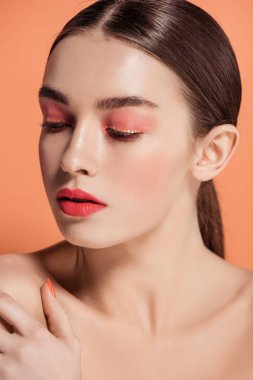 güzel şık çıplak genç kadın üzerinde izole mercan poz