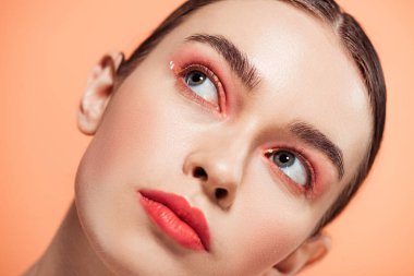 güzel şık genç kadın poz izole mercan üzerinde iken uzakta arıyor