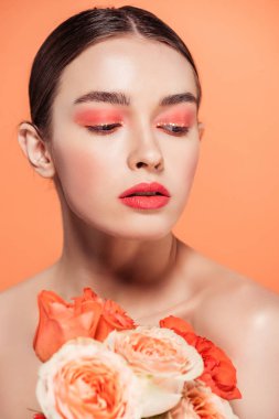 Gül çiçek üzerinde mercan izole ile poz güzel şık kızın seçici odak