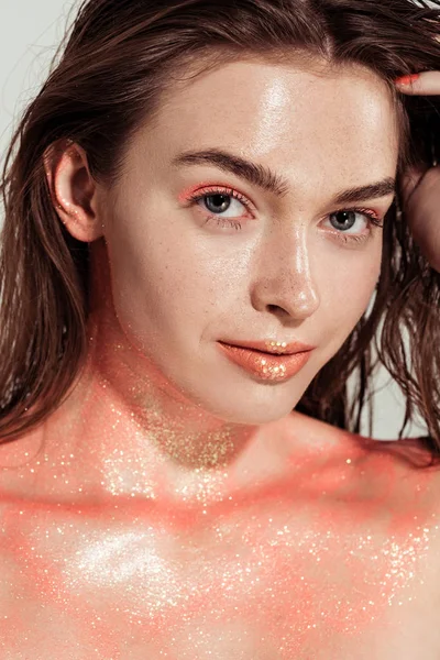 Hermosa Chica Con Maquillaje Brillo Coral Posando Mirando Cámara Aislada — Foto de Stock