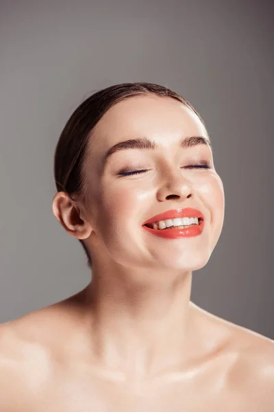 Bela Menina Nua Sorridente Com Olhos Fechados Posando Isolado Cinza — Fotografia de Stock