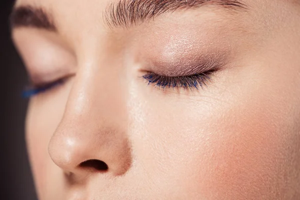 Vista Ritagliata Della Donna Con Trucco Alla Moda Posa Con — Foto Stock