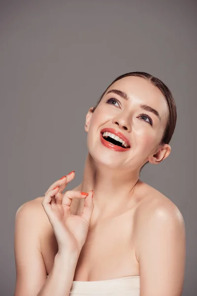 Hermosa Sonrisa Chica Mostrando Signo Posando Aislado Gris — Foto de Stock