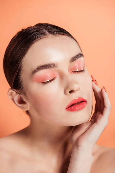 Bela Elegante Jovem Mulher Tocando Rosto Posando Com Olhos Fechados — Fotografia de Stock