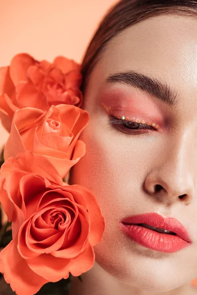 Красивая Модная Девушка Позирует Розовыми Цветами Изолированы Кораллах — стоковое фото