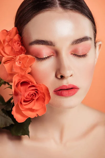 Hermosa Chica Elegante Posando Con Flores Rosas Aisladas Coral — Foto de Stock