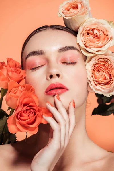 Hermosa Chica Elegante Tocando Cara Posando Con Flores Rosas Aisladas — Foto de Stock