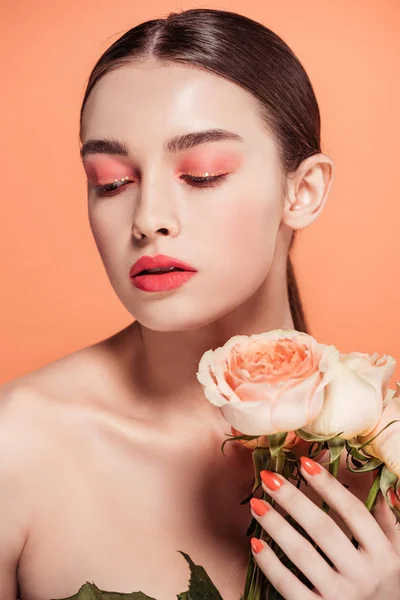 Bela Menina Elegante Segurando Flores Rosa Posando Isolado Coral — Fotografia de Stock