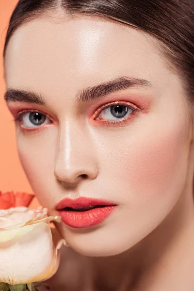 Beautiful Stylish Girl Looking Camera Posing Rose Flowers Isolated Coral — Stock Photo, Image