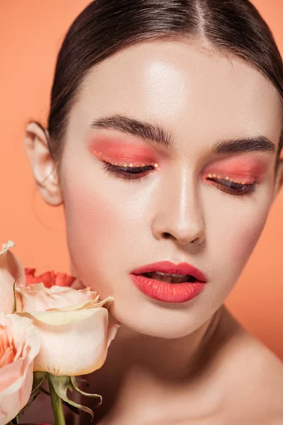 Hermosa Chica Elegante Posando Con Flores Rosas Aisladas Coral — Foto de Stock