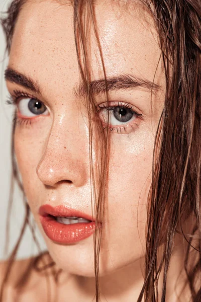 Retrato Hermosa Chica Con Labios Coral Cabello Mojado Mirando Cámara —  Fotos de Stock