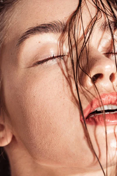 Close Beautiful Seductive Young Woman Coral Lips Eyes Closed Wet — Stock Photo, Image