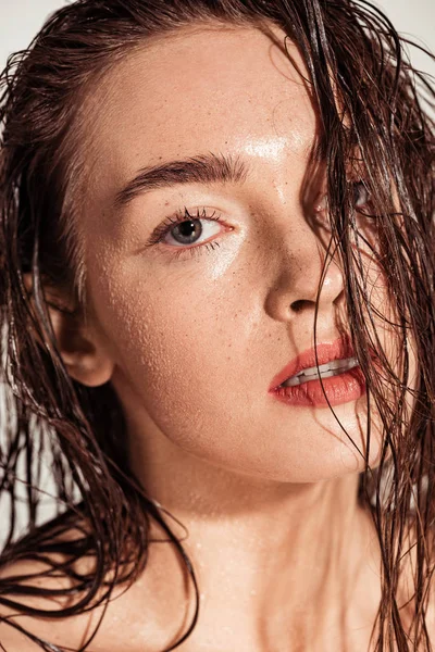 Beautiful Seductive Young Woman Coral Lips Wet Hair Looking Camera — Stock Photo, Image