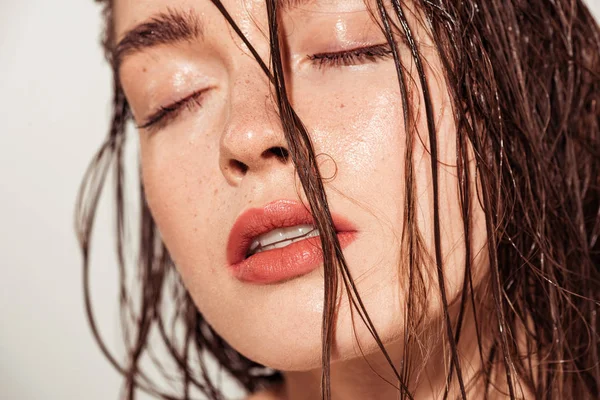 Beautiful Girl Coral Lips Eyes Closed Wet Hair Posing Isolated — Stock Photo, Image