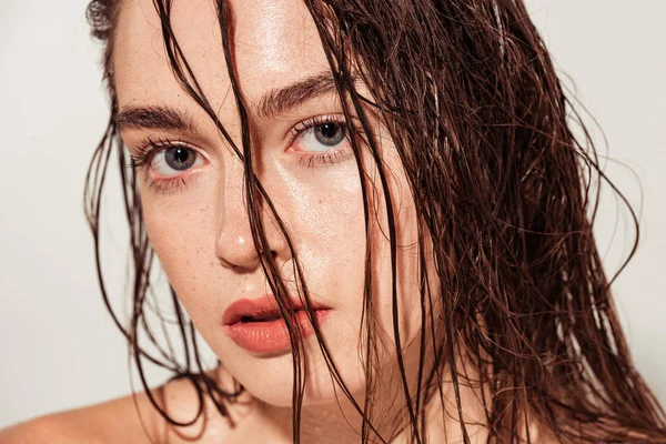 Beautiful Girl Coral Lips Wet Hair Looking Camera While Posing — Stock Photo, Image