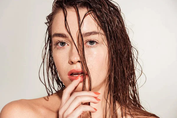 Beautiful Young Woman Coral Lips Wet Hair Gesturing Looking Camera — Stock Photo, Image