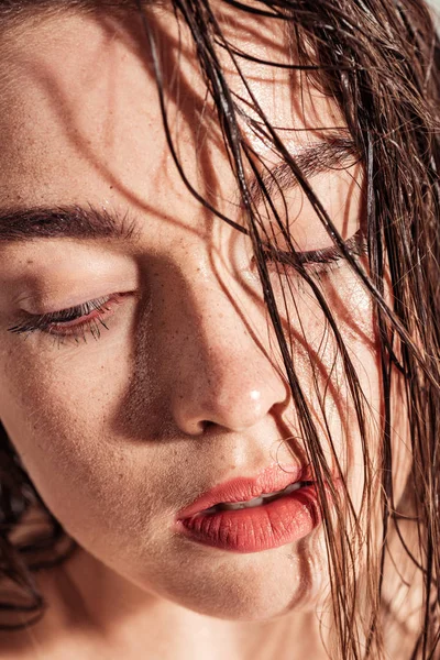 Güzel Genç Kadının Mercan Dudaklar Islak Saç Yakın Çekim — Stok fotoğraf