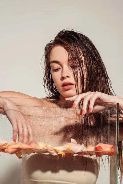 Bela Jovem Com Lábios Coral Posando Perto Aquário Com Pétalas — Fotografia de Stock