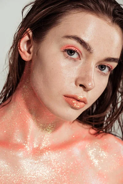 Mooi Meisje Met Koraal Glitter Make Kijken Camera Geïsoleerd Grijs — Stockfoto