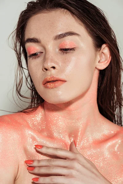 Bela Menina Elegante Com Maquiagem Brilho Coral Posando Isolado Cinza — Fotografia de Stock