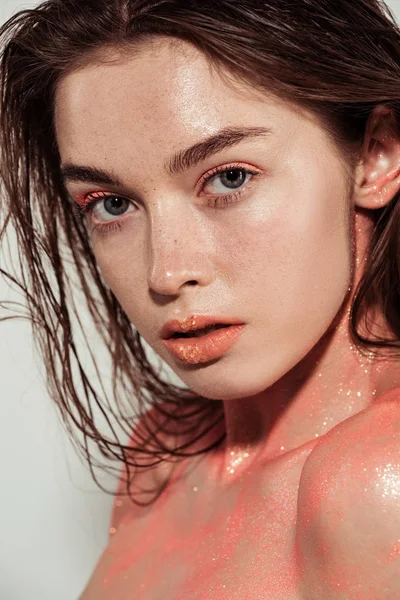 Hermosa Chica Con Maquillaje Brillo Coral Mirando Cámara Aislada Gris — Foto de Stock