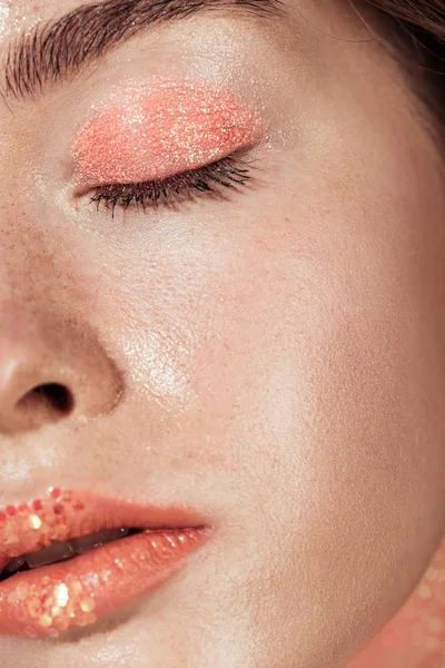 Close Mulher Com Maquiagem Brilho Coral Olhos Fechados — Fotografia de Stock