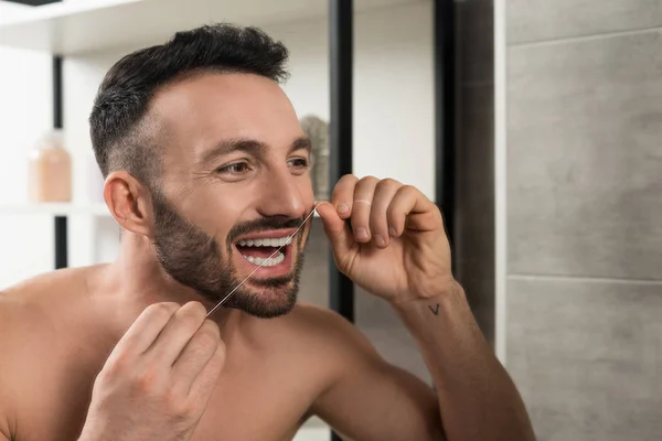 Homem Sem Camisa Barbudo Olhando Para Espelho Usar Fio Dental — Fotografia de Stock