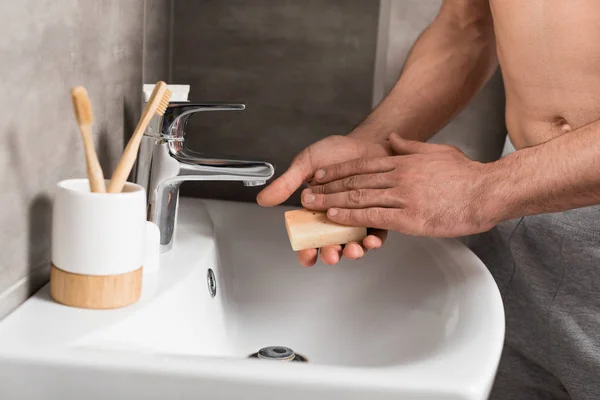 Beskuren Bild Mannen Hålla Tvål Nära Handfat Badrummet — Stockfoto