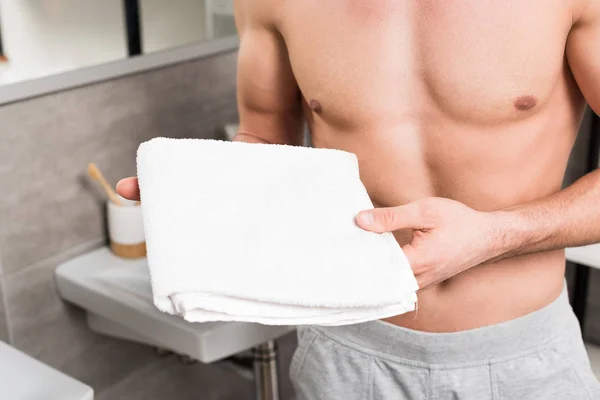 Vista Cortada Homem Sem Camisa Segurando Toalha Branca Banheiro — Fotografia de Stock