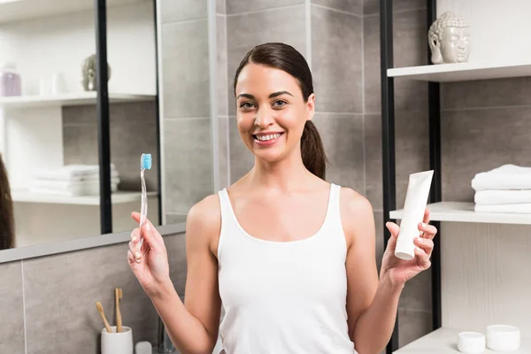 Cheerful Brunette Woman Holding Toothbrush Toothpaste Bathroom — Stock Photo, Image