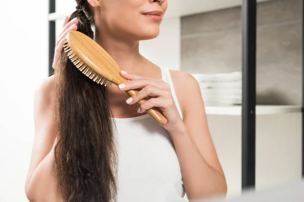 Corte Vista Feliz Morena Mulher Escovando Cabelo Enquanto Banheiro — Fotografia de Stock