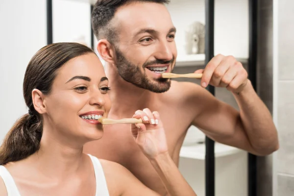 Vrolijk Vriendje Aantrekkelijke Vriendin Tandenpoetsen Badkamer — Stockfoto