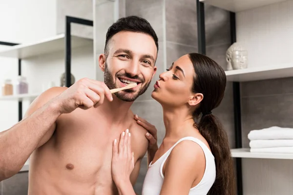 Feliz Namorada Beijando Alegre Sem Camisa Namorado Escovando Dentes Banheiro — Fotografia de Stock