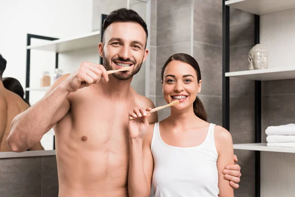 Shirtless Vriendje Aantrekkelijke Vriendin Tandenpoetsen Badkamer — Stockfoto