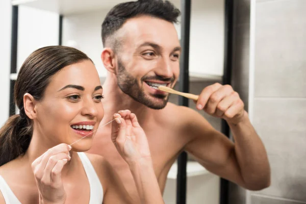 Namorado Barbudo Escovação Dentes Perto Namorada Usando Fio Dental Banheiro — Fotografia de Stock