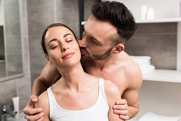 Bonito Barbudo Homem Beijar Bochecha Feliz Morena Namorada Banheiro — Fotografia de Stock