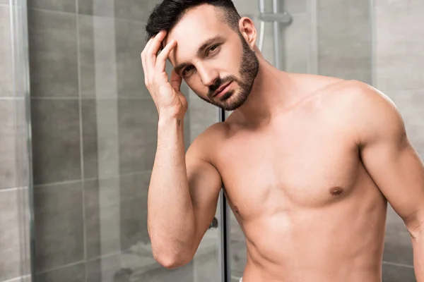 Handsome Muscular Man Touching Hair Modern Bathroom — Stock Photo, Image