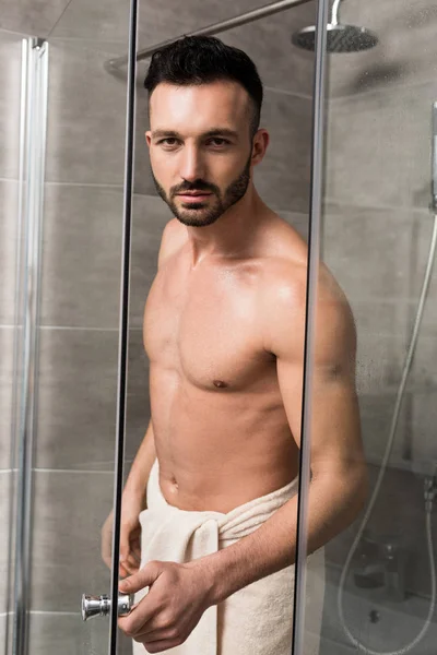 Μυϊκή Όμορφος Άνδρας Στέκεται Στην Καμπίνα Ντους Στο Μπάνιο — Φωτογραφία Αρχείου