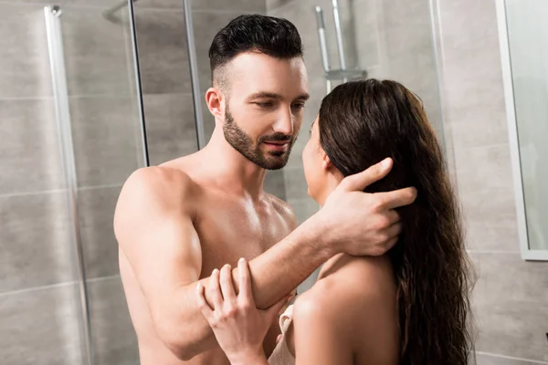 Knappe Bebaarde Vriend Kijken Brunette Vriendin Badkamer — Stockfoto